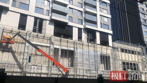 武汉一商铺屋顶现 斜沉 ,对面在建工地 房屋将维修,补偿需评估