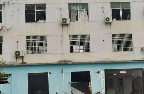 好吓人 今天早上,吉安一医药化工企业发生爆炸,附近工厂和房屋门窗扭曲变形 玻璃破碎散落一地